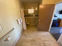 Ein Badezimmer in der Unterkunft Town and Country Inn
