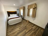 Ein Bett oder Betten in einem Zimmer der Unterkunft Town and Country Inn