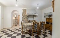 a kitchen and dining room with a table and chairs at Awesome Home In Vinjani Donji With 5 Bedrooms, Wifi And Outdoor Swimming Pool in Bilopavlovići