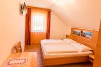 Łóżko lub łóżka w pokoju w obiekcie Hotel Weissenstein