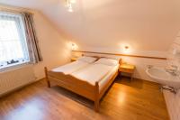 Łóżko lub łóżka w pokoju w obiekcie Hotel Weissenstein
