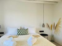Posteľ alebo postele v izbe v ubytovaní Yalos Mykonos 4 Bedroom Luxury house 5 minute from Ornos Beach w sea & Sunset view