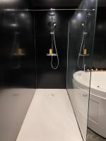 Łazienka w obiekcie La Suite Marylin, Loft de 90m2 avec Sauna et Jacuzzi