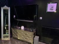 Telewizja i/lub zestaw kina domowego w obiekcie La Suite Marylin, Loft de 90m2 avec Sauna et Jacuzzi