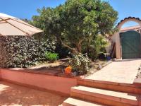 A garden outside LENTISCHIO villetta vista mare a 250 metri dalla spiaggia con ARIA CONDIZIONATA