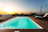 The swimming pool at or close to Bella Vista House