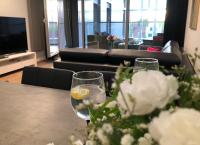Telewizja i/lub zestaw kina domowego w obiekcie Baltic Riviera Apartments - Granaria Premium - River and Old Town
