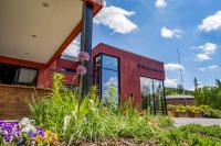un edificio rojo con flores delante en Birkebeineren Hotel &amp; Apartments, en Lillehammer