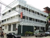 トアマシナにあるHotel Joffreの前に車が駐車されている白い建物
