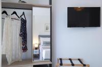 Televízia a/alebo spoločenská miestnosť v ubytovaní ALMYRA seafront residence