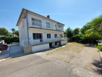 Budynek, w którym mieści się apartament