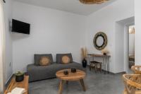 Televízia a/alebo spoločenská miestnosť v ubytovaní Kallia's Suites Milos
