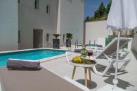 Bazén v ubytovaní Villa Smaragd - Saphir - Luxury Apartment With Shared Pool alebo v jeho blízkosti