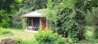 Vonkajšia záhrada v ubytovaní Chalet bois aux portes du Perigord