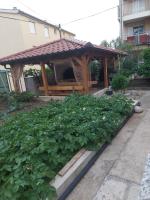Vonkajšia záhrada v ubytovaní Apartments "Jope i Toni"