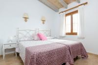 Postel nebo postele na pokoji v ubytování YourHouse Sa Sini villa