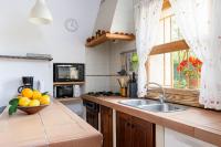 Kuchyň nebo kuchyňský kout v ubytování YourHouse Sa Sini villa
