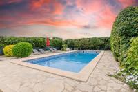 Bazén v ubytování YourHouse Sa Sini villa nebo v jeho okolí