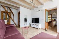 TV a/nebo společenská místnost v ubytování YourHouse Sa Sini villa