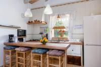 Kuchyň nebo kuchyňský kout v ubytování YourHouse Sa Sini villa