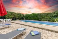 Bazén v ubytování YourHouse Sa Sini villa nebo v jeho okolí