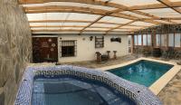 Bazén v ubytování Casa rural Cristina- Piscina climatizada nebo v jeho okolí