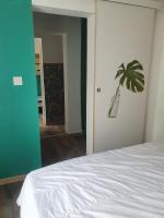 Posteľ alebo postele v izbe v ubytovaní Bienvenue chez les ch'oups le cocoon