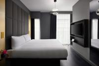 Hotel AMANO Covent Gardenにあるベッド