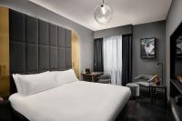 Hotel AMANO Covent Gardenにあるベッド