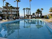 Bazén v ubytovaní Ixia Dream hotel - Adults only alebo v jeho blízkosti