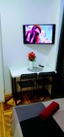 Televízia a/alebo spoločenská miestnosť v ubytovaní zPula Center Studio Apartments