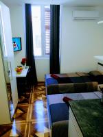 Televízia a/alebo spoločenská miestnosť v ubytovaní zPula Center Studio Apartments