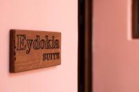 Certifikát, hodnocení, plakát nebo jiný dokument vystavený v ubytování Ey Sofias Suites
