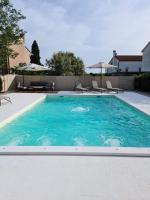 Bazén v ubytovaní Apartmani Gržinić alebo v jeho blízkosti