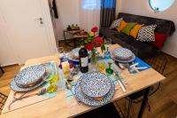 Nápoje v ubytovaní Lemon Garden Stylish private apartment