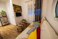 Televízia a/alebo spoločenská miestnosť v ubytovaní Lemon Garden Stylish private apartment