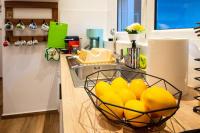 Kuchyňa alebo kuchynka v ubytovaní Lemon Garden Stylish private apartment