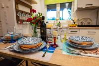 Kuchyňa alebo kuchynka v ubytovaní Lemon Garden Stylish private apartment