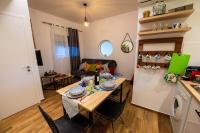 Kuchyňa alebo kuchynka v ubytovaní Lemon Garden Stylish private apartment