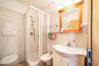 A bathroom at Hof am Schloss Apartement Enzian