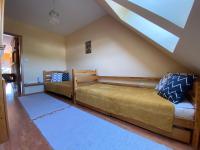 Łóżko lub łóżka w pokoju w obiekcie Luca Apartman