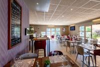 Un comedor con mesas y sillas en un restaurante. en Campanile Dijon Nord - Toison D'or, en Dijon