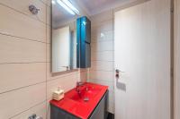 Kúpeľňa v ubytovaní An Impressive 2 bdr Apt in Glyfada