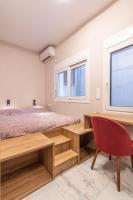 Postel nebo postele na pokoji v ubytování Cozy Apartment - 8' To Panormou Metro Station