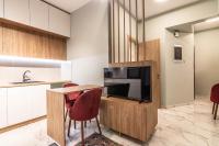 Kuchyň nebo kuchyňský kout v ubytování Cozy Apartment - 8' To Panormou Metro Station