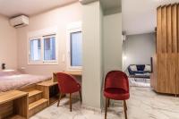 Postel nebo postele na pokoji v ubytování Cozy Apartment - 8' To Panormou Metro Station