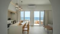 Kuchyňa alebo kuchynka v ubytovaní Sfakia Seaside luxury Suites