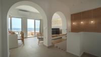Televízia a/alebo spoločenská miestnosť v ubytovaní Sfakia Seaside luxury Suites