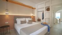 Posteľ alebo postele v izbe v ubytovaní Sfakia Seaside luxury Suites