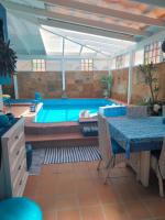 Bazén v ubytovaní Villa Rosa meravigliosa con piscina interna alebo v jeho blízkosti